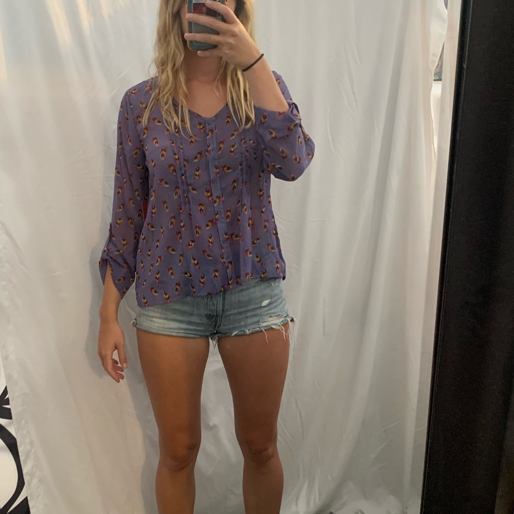 Mossimo purple top with feather pattern